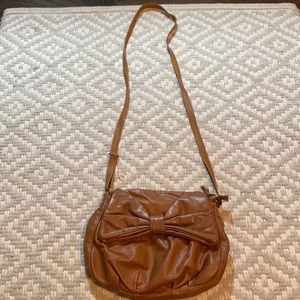 Bow tan crossbody bag